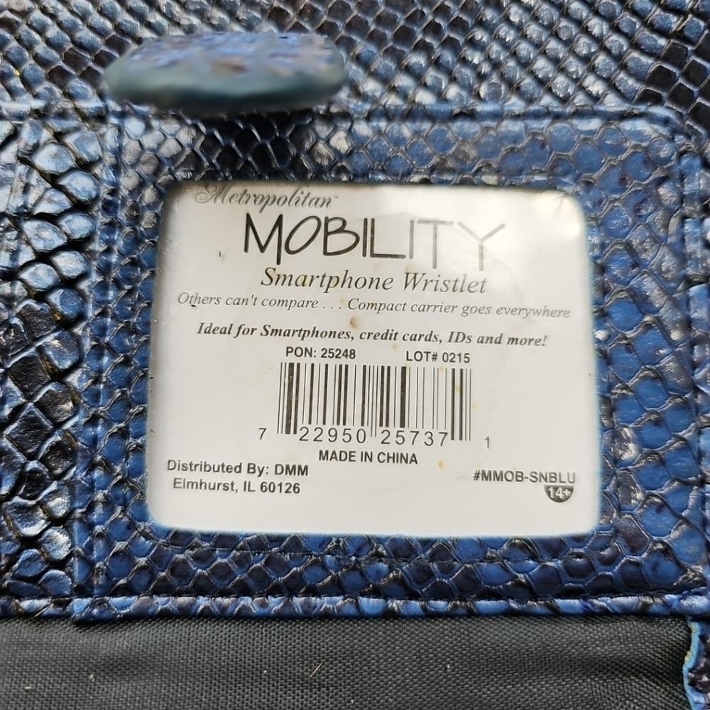 Metropolitan Mobility Wristlet Blue color - Picture 6 of 16